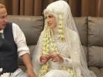 MOMEN-PERNIKAHAN-Momen-pernikahan-model-Helwa-Bachmid-dengan-Habib-Bahar.jpg