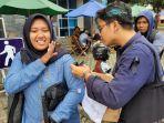 Mahasiswi-mengenakan-pita-hitam-di-Fakultas-Ekonomi.jpg