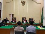 Majelis-hakim-yang-diketuai-Nelson-Panjaitan_berita-persidangan_penganiyaan_.jpg