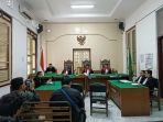 Majelis-hakim-yang-diketuai-Oloan-Silalahi-tengah.jpg