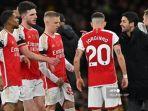 Manajer-Arsenal-asal-Spanyol-Mikel-Arteta-kanan-berbicara-dengan-para-pemainnya.jpg