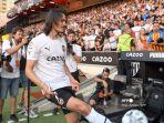 Mantan-penyerang-Manchester-United-Edinson-Cavani-berkostum-Valencia.jpg