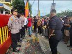 Massa-Aksi-GMNI-Asahan-tabur-bunga-di-depan-pagar-Polres-Asahan_.jpg