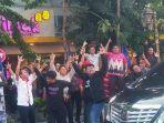 Massa-yang-menyanyikan-lagu-Ganjar-di-luar-gedung-acara-deklarasi.jpg