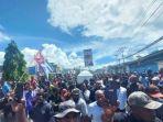 Massa-yang-tergabung-dalam-iringan-jenazah-eks-Gubernur-Papua.jpg