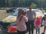 Masyarakat-Kota-Medan-Zoe-dan-keluarganya-ketika-berswafoto-di-depan.jpg