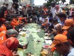 Mayday-2025-Ratusan-buruh-gelar-makan-bareng-Beralaskan.jpg