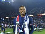 Mbappe-raih-trofi.jpg