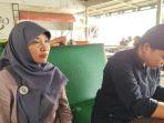 Meilisya-Ramadhani-kiri-bersama-anggota-LBH-Medan-saat-diwawancarai-wartawan.jpg