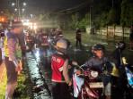 Memberikan-imbauan-keselamatan-kepada-pengendara.jpg