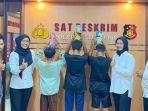 Mencuri-Celengan.jpg