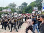 Mengendalikan-masyarakat-dalmas-di-halaman-kantor-Wali-Kota-Medan.jpg