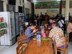 Menteri-Besar-Johor-Dato-Onn-Hafiz-Nikmati-Teh-Tarik-Hangat-dan-Otak-otak-di-Pulau-Penyengat.jpg