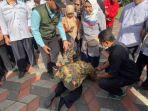 Menteri-Sosial-Tri-Rismaharini-bersujud-di-kaki-salah-satu-ibu-guru-penyandang-tunanetra.jpg