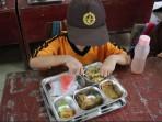 Menu-MBG-dari-dapur-SPPG-Bhayangkari-yakni-nasi-goreng-ayam-goreng.jpg
