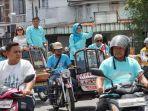 Menumpangi-Becak-BSA-Pasangan-Calon-Susanti-dan-Ronald-Tampubolon.jpg