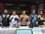 Menunjukkan-barang-bukti-yang-berhasil-disita.jpg