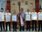 Merdeka-Sirait-di-Aula-Kantor-Bupati-Samosir-Jalan-Raya-Rianiate.jpg