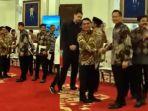 Momen-AHY-Moeldoko-berjabat-tangan-di-sela-sela-rapat-kabinet-di-Istana.jpg