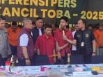 Momen-Dirreskrimum-Polda-Sumut-Kombes-Ricko-Taruna-Mauruh-kiri-menginterogasi-2.jpg