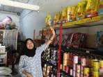 Muliani-pegawai-toko-makanan-kucing-ketika-diwawancarai-soal-komplotan-maling.jpg