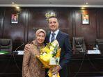 Musa-Rajekshah-bersama-dengan-istri-seusai-meraih-gelar-doktor-dari-USU.jpg