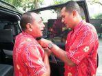 Musa-Rajekshah-membantu-memakaikan-kancing-baju-Edy-Rahmayadi_.jpg