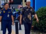 NAPI-TERCIDUK-NYANTAI-Supriadi-Narapidana-kasus-korupsi-tambang-ilegal-baju-batik.jpg