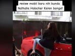 Nathalie-memamerkan-mobil-barunyaberwarna-merah-jenis-sport.jpg
