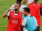 Neymar-messi-minum.jpg