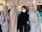 Oki-Setiana-Dewi-dan-keluarga-umrah.jpg