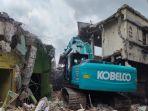 Operator-alat-berat-melakukan-proses-perobohan-bangunan-bekas-Pajak-Tingkat.jpg