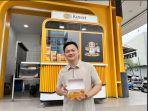 Owner-Kuwei-Gunting-Indonesia-Wilson-25-tengah-berada-di-salah-satu-gerai.jpg