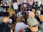 Ngogesa Sitepu Dimakamkan di Areal Rumah Pribadinya, Ini Pesan Rizky Yunanda Anak Almarhum