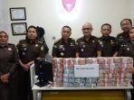 PENGEMBALIAN-UANG-KORUPSI-Kejatisu-Sumut-saat-menerima.jpg