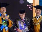 PILU-Momen-Ayah-tak-Bisa-Berhenti-Nangis-saat-Wakili-Anak-Wisuda-Putranya-Meninggal-Sebelum-Wisuda.jpg