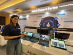 PRODUK-BARU-Petugas-memperlihatkan-produk-ASUS-Indonesia.jpg