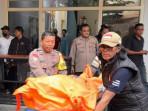 PROSES-EVAKUASI-DOSEN-Kepolisian-melakukan-evakuasi-mayat-perempuan-berinisial-DDL.jpg