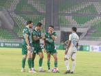 PSMS-VS-PSPS-Pesepakbola-PSMS-Medan-saling-berebut-bola-dengan-pesepakbola.jpg
