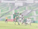 PSMS-VS-PSPS-Pesepakbola-PSMS-Medan-saling-berebut.jpg