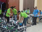 Panitia-sedang-menimbang-koper-para-jemaah-haji.jpg