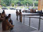 Para-Kades-tampak-berada-di-luar-gedung-Grha-Bhineka-Perkasa-Jaya.jpg