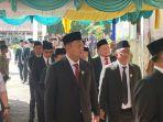 Para-anggota-DPRD-Kabupaten-Dairi-saat-memasuki-ruangan-pelantikan-di-Balai-Budaya_1.jpg