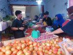 Para-pedagang-dan-pembeli-di-Pasar-Sei-Sekambing-saat-sibuk.jpg