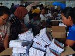Para-pekerja-melakukan-proses-pelipatan-surat-suara-Pemilu-2024-di-Gudang-Logistik-KPUD-Karo_.jpg