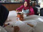 Para-peserta-saat-sibuk-mencanting-kain-yang-sudah-digambar-terlebih-dahulu.jpg