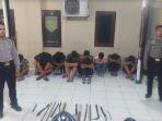 Para-remaja-berserta-belasan-senjata-tajam-yang-diamankan-oleh-polisi.jpg