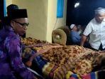Para-warga-sedang-membawa-jenazah-pria-yang-diduga-bandar-narkoba-ke-mobil-ambulan.jpg