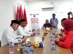 Pasangan-Bupati-Darma-Wijaya-dan-Adlin-Tambunan-saat-mendaftar.jpg