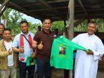 Pastor-Sabar-nababan-serahkan-kaos.jpg